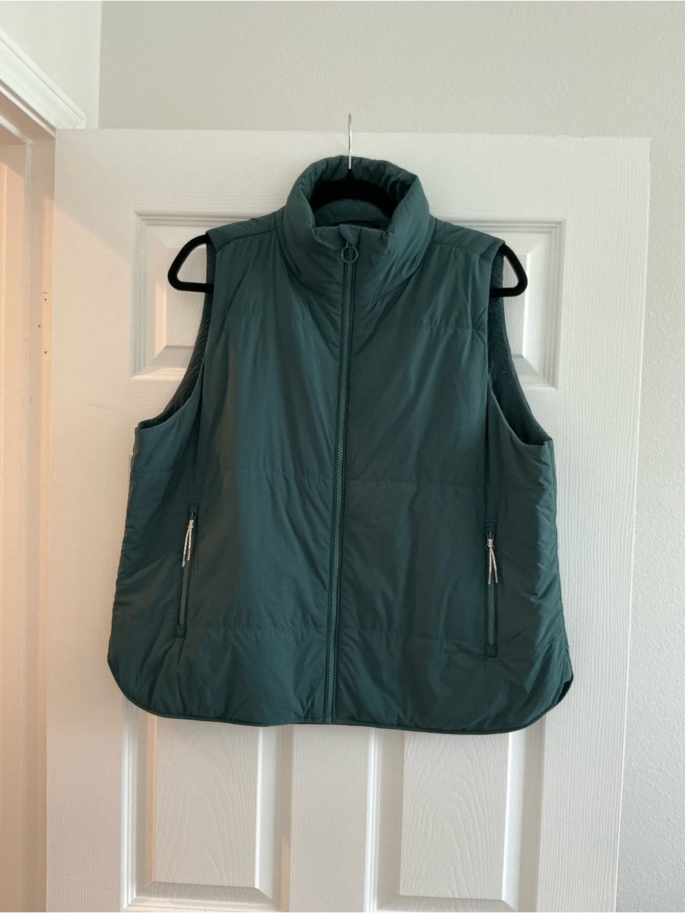 Vuori Women's Sleeveless Puffer Vest in Green